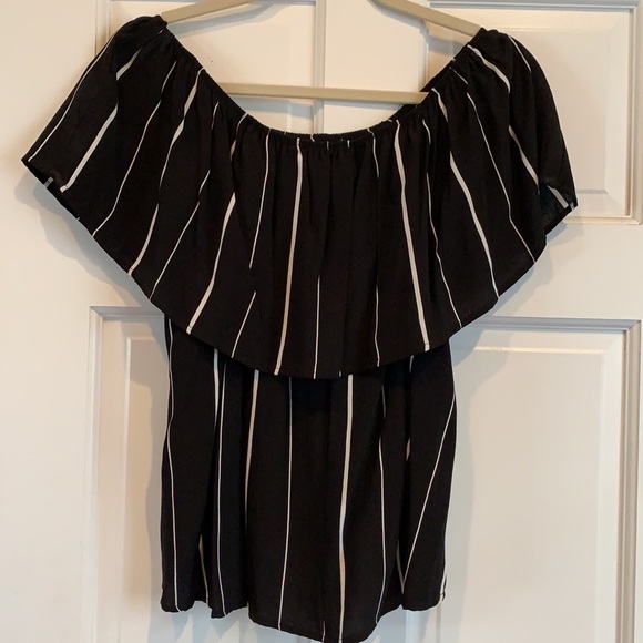 Honey Punch off the shoulder top. Blk/white. Large - Picture 5 of 6